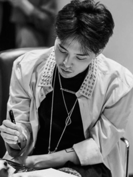 《（韩娱同人）[韩娱GD]WHO YOU》 作者：神不流行 txt文件大小：922.48 KB